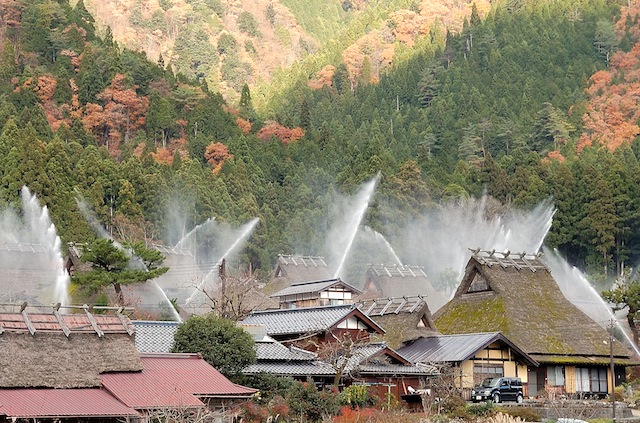 かやぶきの里・一斉放水