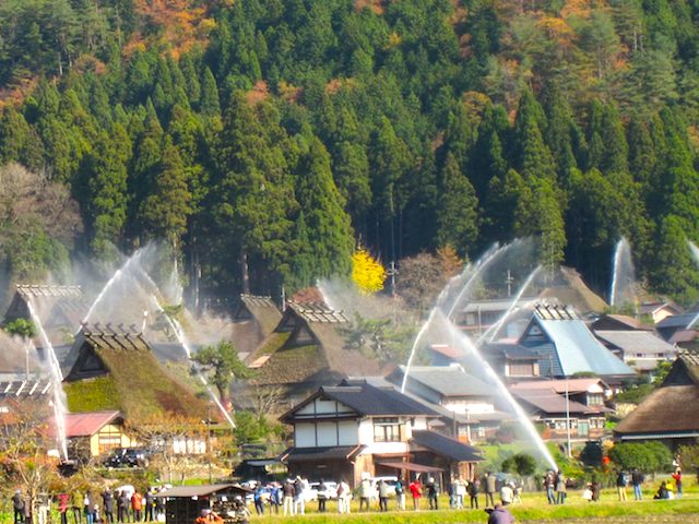 かやぶきの里放水