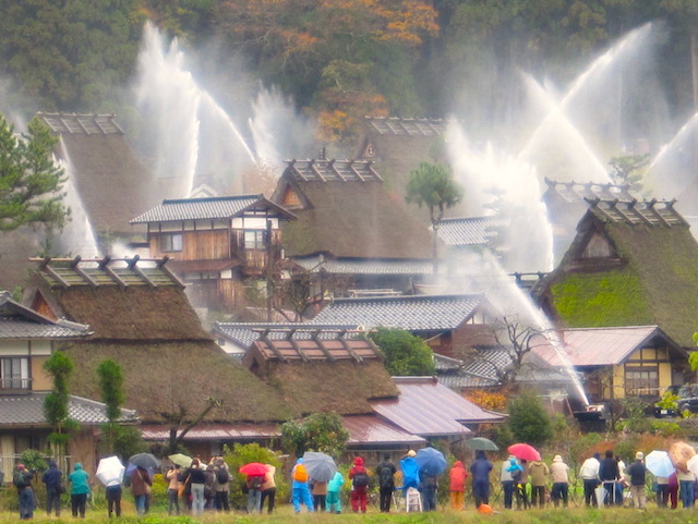 かやぶきの里放水